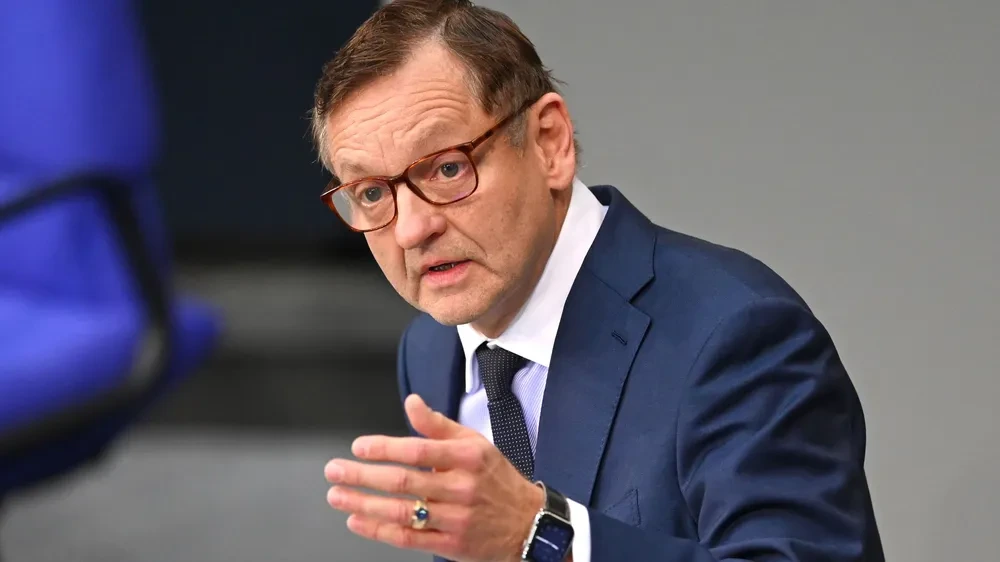 AfD erwartet weitere Veröffentlichungen von Überkreuz-Anstellungen