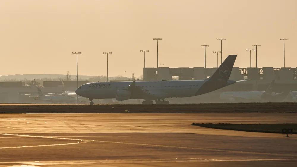Erster Evakuierungsflug der Bundesregierung in Frankfurt gelandet