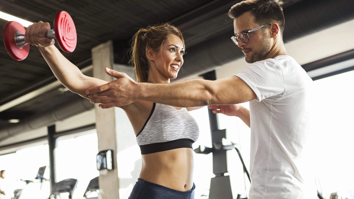 Belinda (43): ’Ik ben verliefd op mijn personal trainer, moet ik het hem vertellen?’
