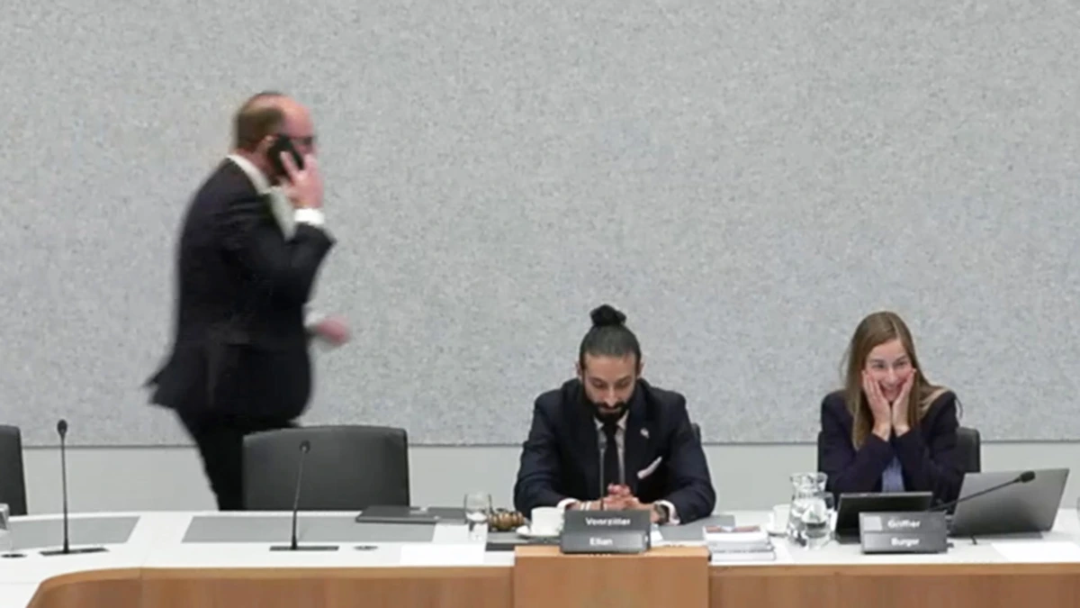 Minister loopt zenuwachtig weg bij debat: ’Mijn zoon belde’