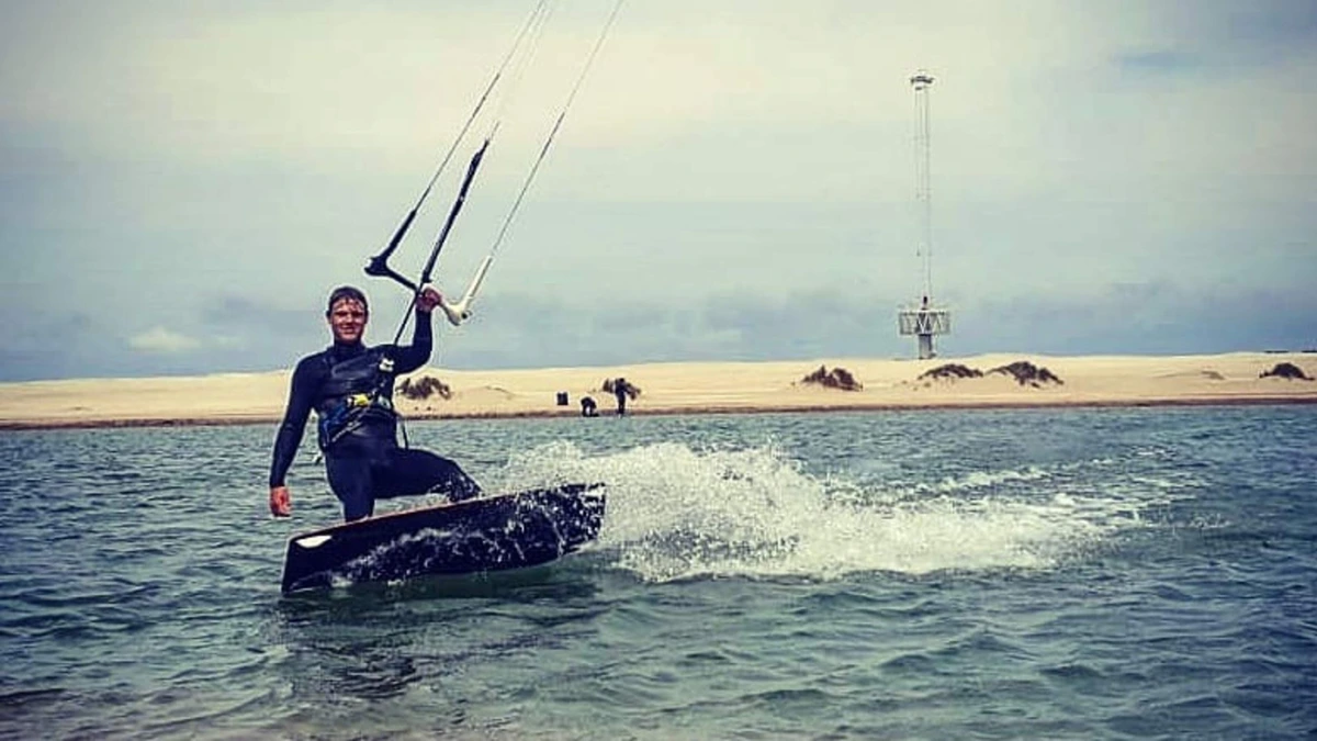 Thom (23) was een fervent kitesurfer en belandde na een ongeluk in een rolstoel: ’Met mijn nieuwe hobby ga ik nog harder’