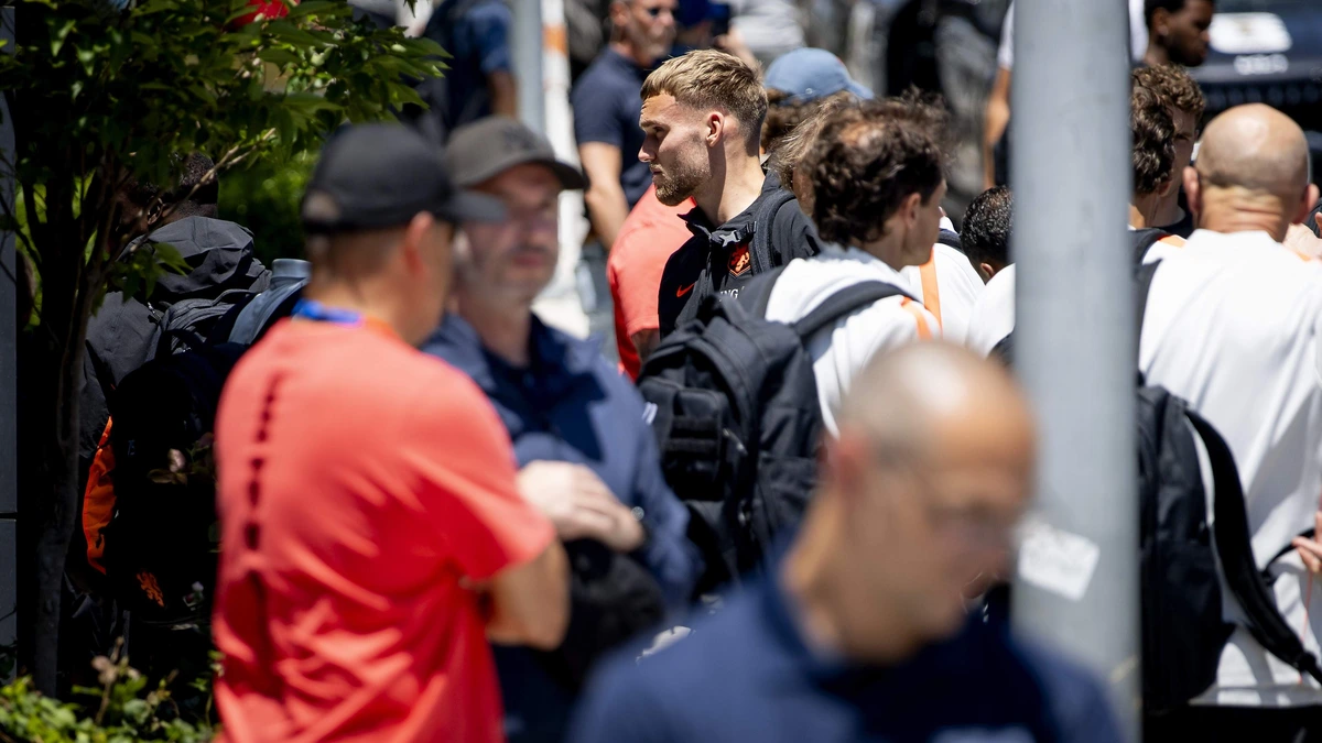 Nederlands elftal arriveert in Kansas City mét Bart Verbruggen, training geschrapt