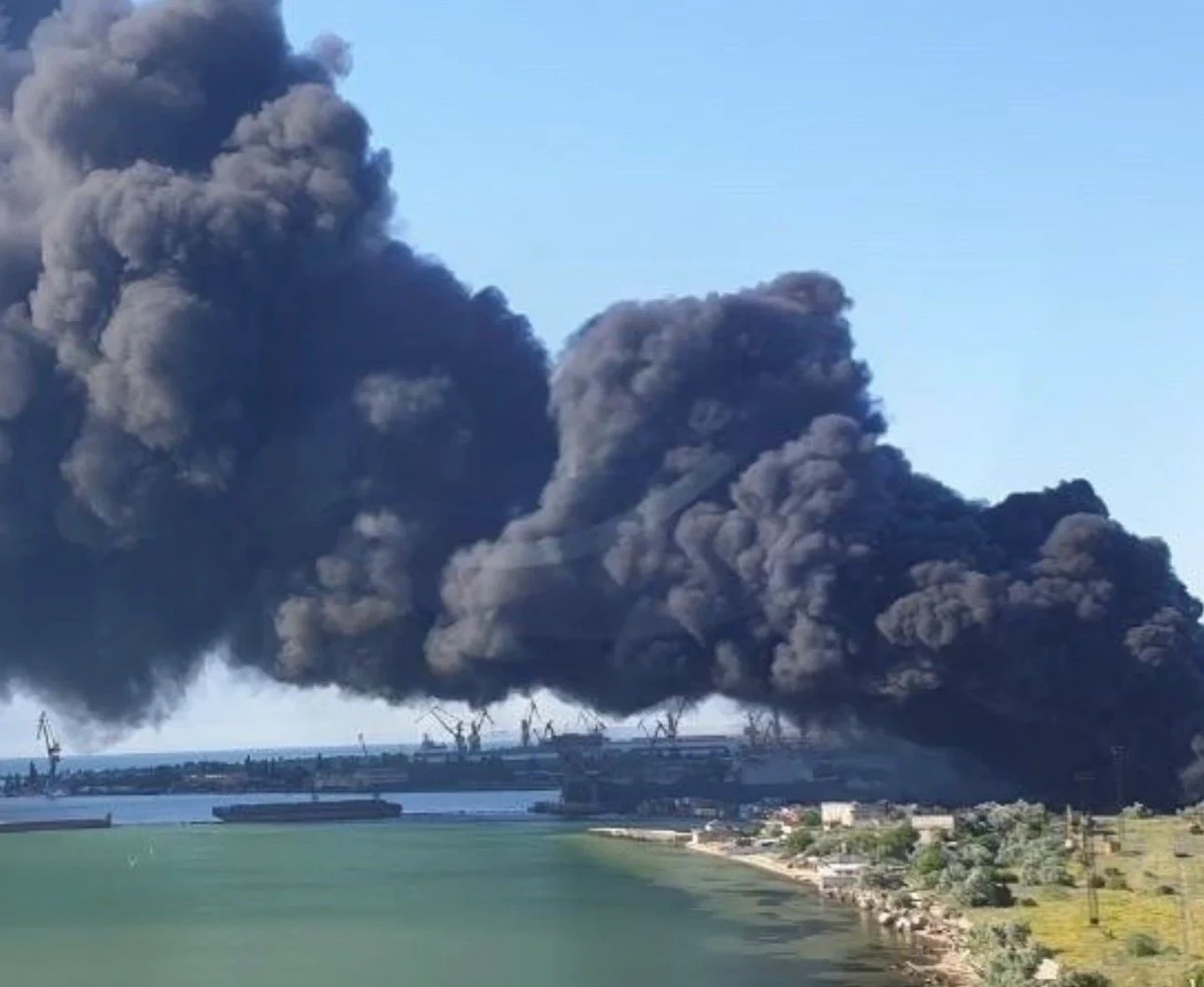LIVE | Gigantische rookwolk na Oekraïense aanval op olieraffinaderij op Krim, ook Russische haven getroffen