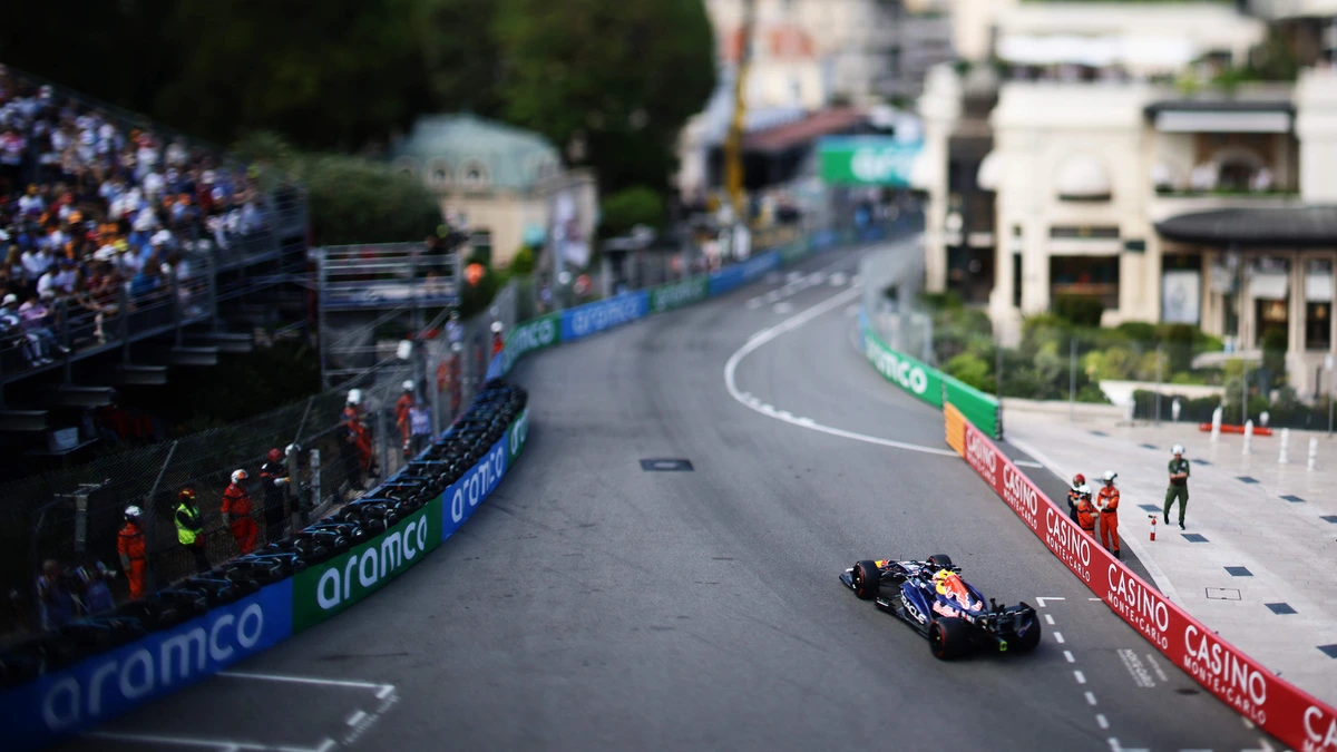 Max Verstappen doet goed mee in Monaco, Lewis Hamilton rijdt snelste tijd in tweede vrije training