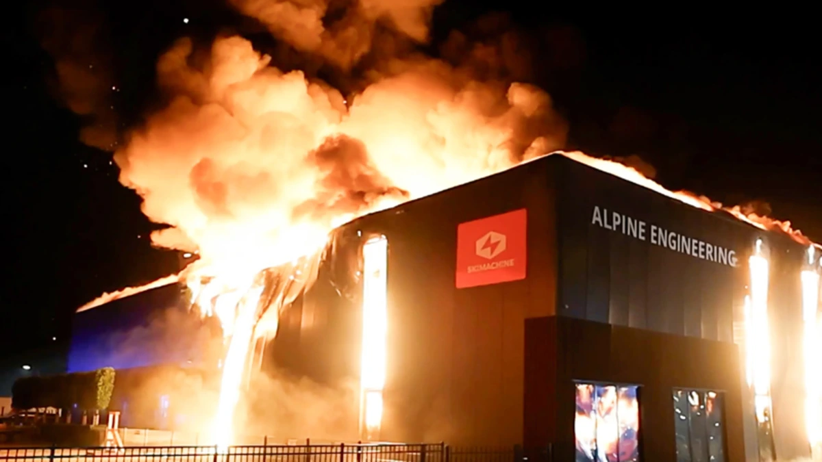Beelden: Grote brand in bedrijfspand in Den Hoorn
