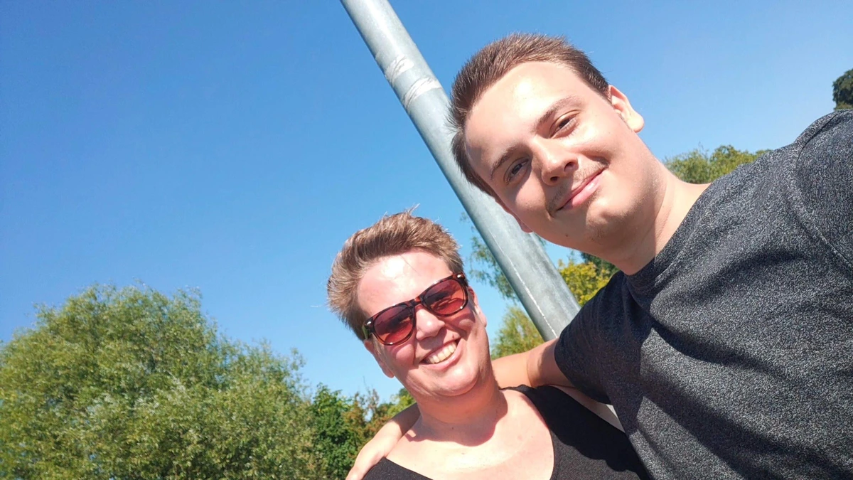 Regina verloor zoon Joshua (24) na fatale online pillencocktail: ’Ik weet hoe vaak hij geprobeerd heeft om te stoppen’