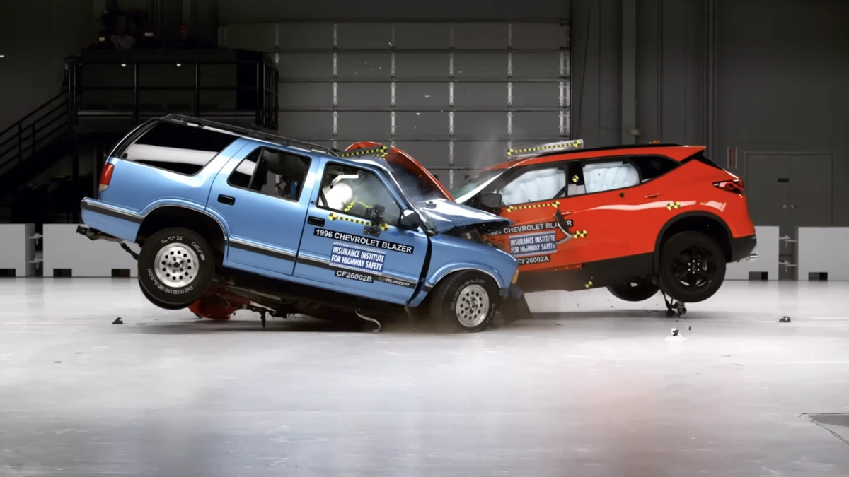 Frontale crash tussen auto’s uit 2026 en 1996: deze botsproef zet aan het denken