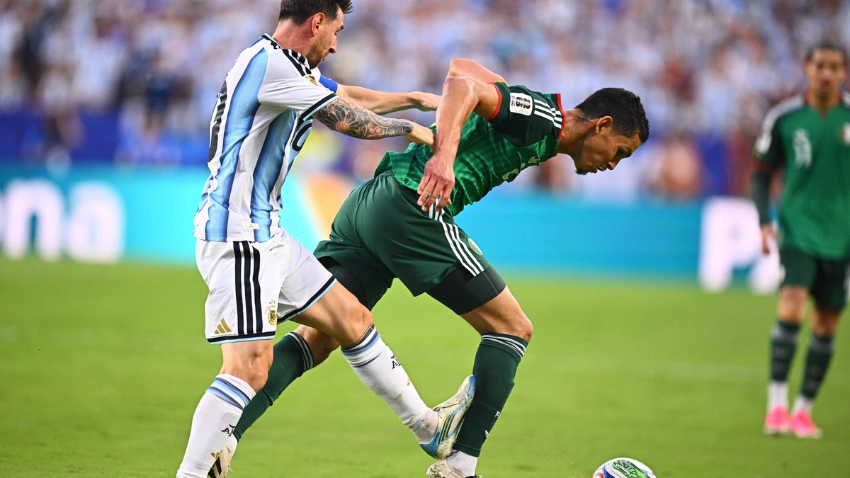 Lionel Messi onder vuur na emotionele avond met hattrick tegen Algerije: had hij rood moeten krijgen?