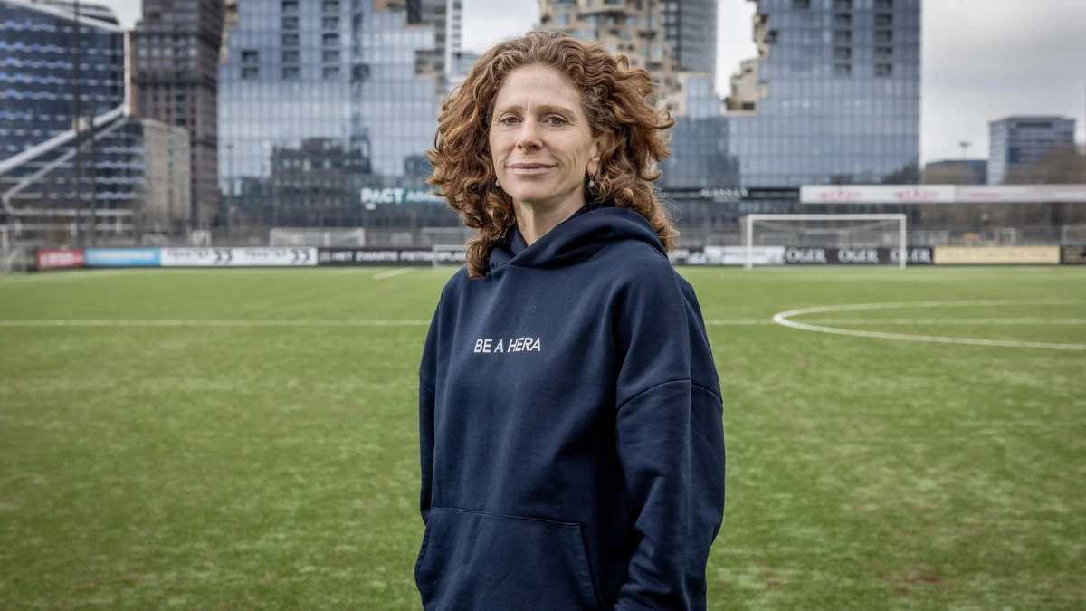 Barbara Barend: ’Van de huidige WK-selectie is Denzel Dumfries mijn favoriet, hij denkt zo mooi over het leven’