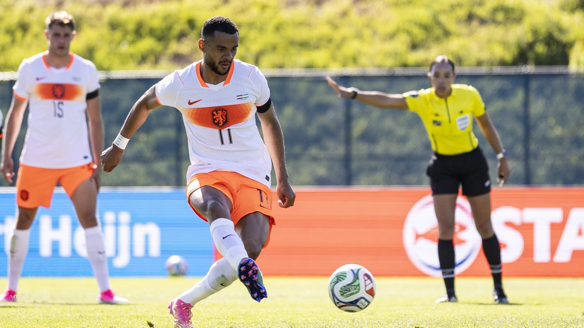 Van Basten naderende Gakpo eist scherpte voor de goal: ’Je krijgt niet iedere keer iets in de schoot geworpen’