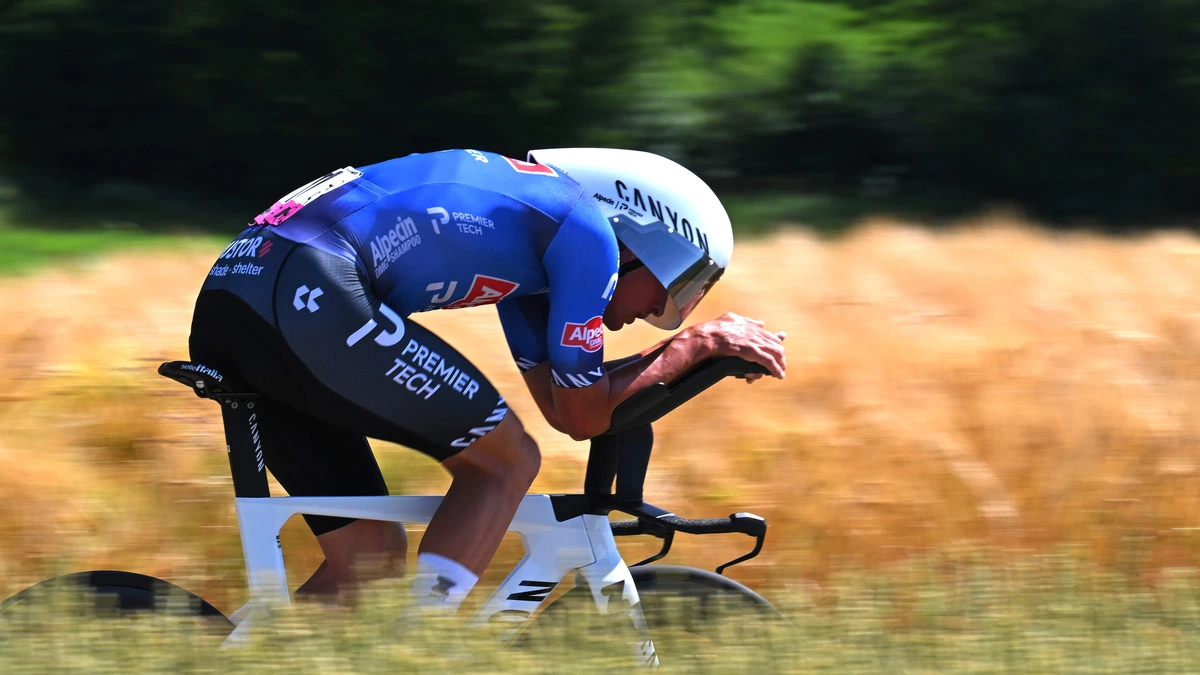 Wat een spanning! Mathieu van der Poel na zinderende strijd in tijdrit op drie tienden geklopt door Tadej Pogacar in Ronde van Zwitserland