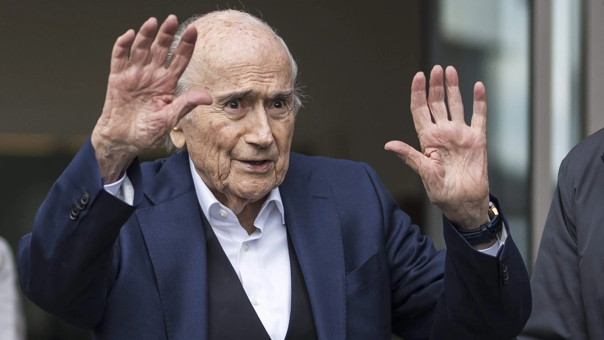 Voormalig FIFA-baas Sepp Blatter (90) eist actie van Gianni Infantino na scheidsrechtersrel: ’Absurd en ongelofelijk’