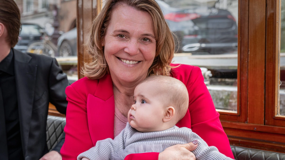 Mascha’s (52) zoon (21) werd onverwachts vader: ’Het is een bizarre tijd geweest’