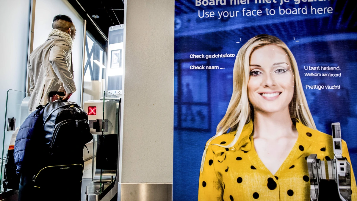 Ministerie versoepelt regels in verband met lange rijen Schiphol: tijdelijke ontheffing biometrische controles