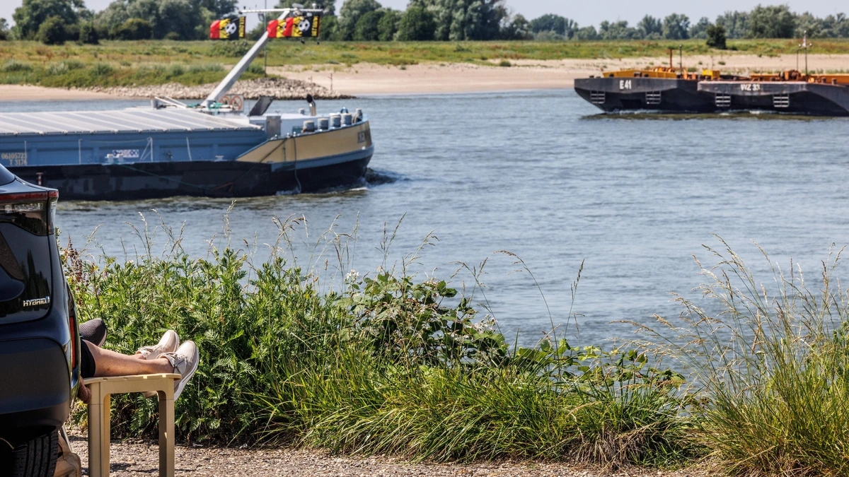 Na heldendaad van verdronken vrouw (42) slaan aangeslagen bezoekers van strandje aan de Waal alarm: ’Kan hier heel snel misgaan’
