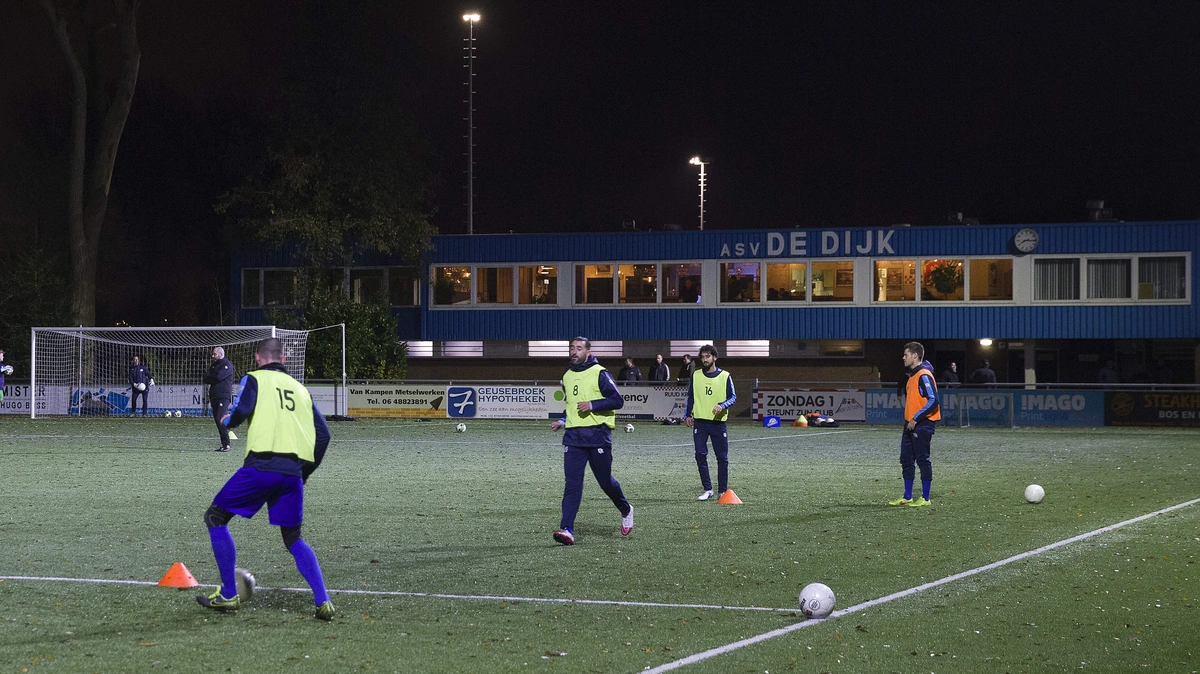 Kampioensduel amateurvoetbal uitgesteld vanwege angst voor agressie: ’Publiek zorgt voor opgefokte sfeer’