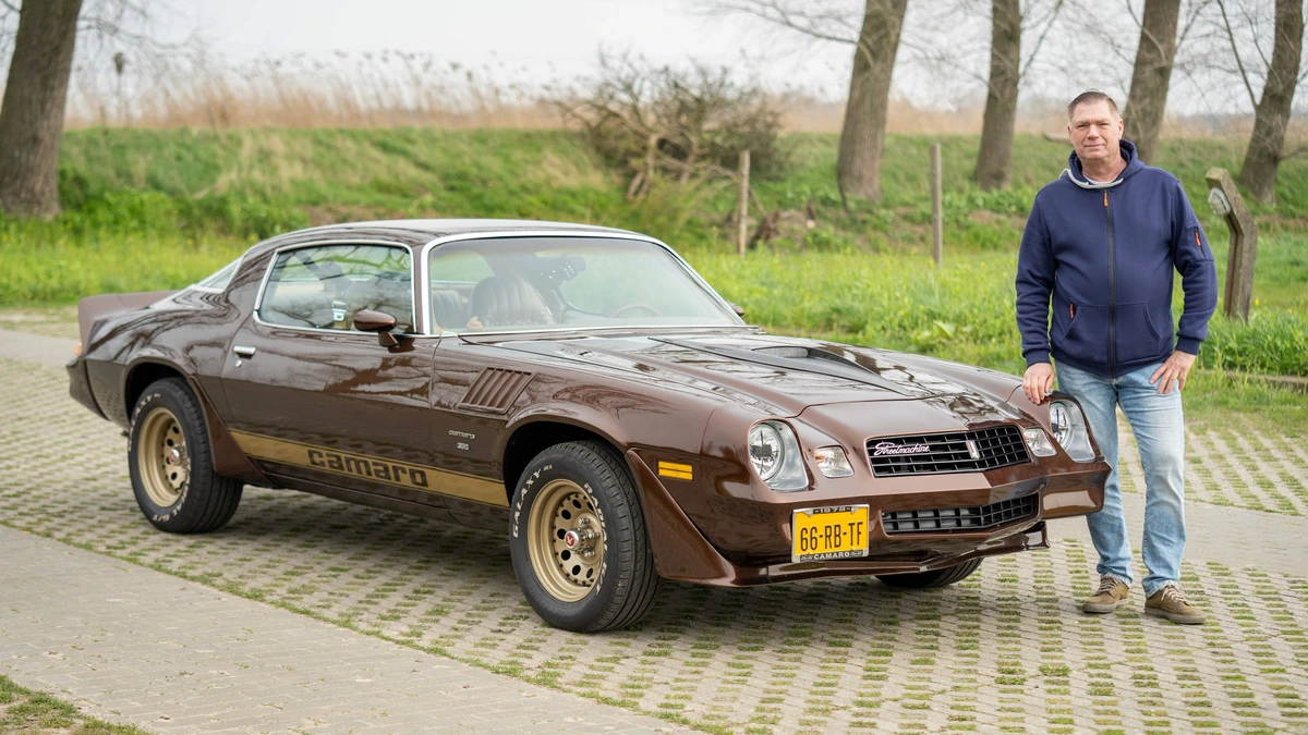 Spontane aanschaf van Chevrolet Camaro leverde Jan (59) mooi avontuur op: ’Herinnering aan overleden vriend’