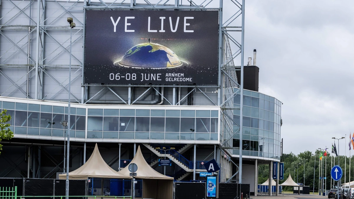 Buitenlandse media smullen van omstreden Kanye West-concert in Arnhem: ’Bewegingen als een patiënt uit jarenlange coma’