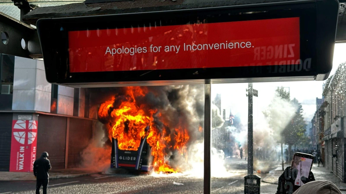 Sudanees (30) aangeklaagd voor moord na huiveringwekkende mesaanval Belfast: bus in brand gestoken tijdens protesten
