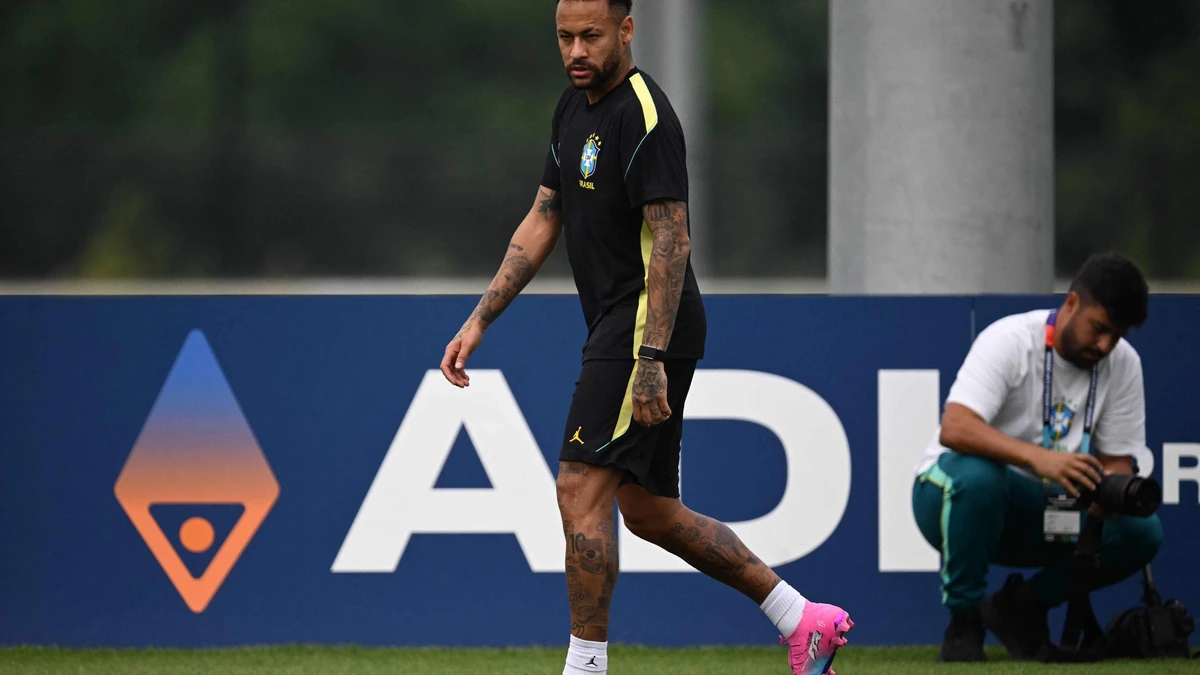 President Brazilië drijft spot met geblesseerde Neymar: ’Eerste speler ooit die opgeroepen is om vanuit huis te werken’