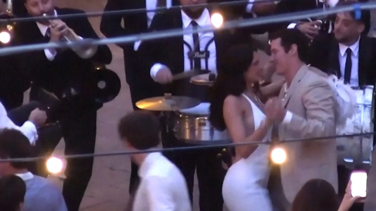 Dua Lipa en Callum Turner stralen op huwelijksfeest