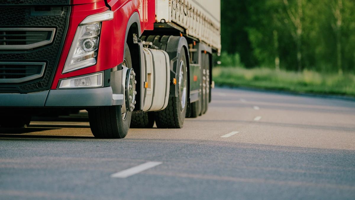 Vrouw overleden na frontale botsing met vrachtwagen