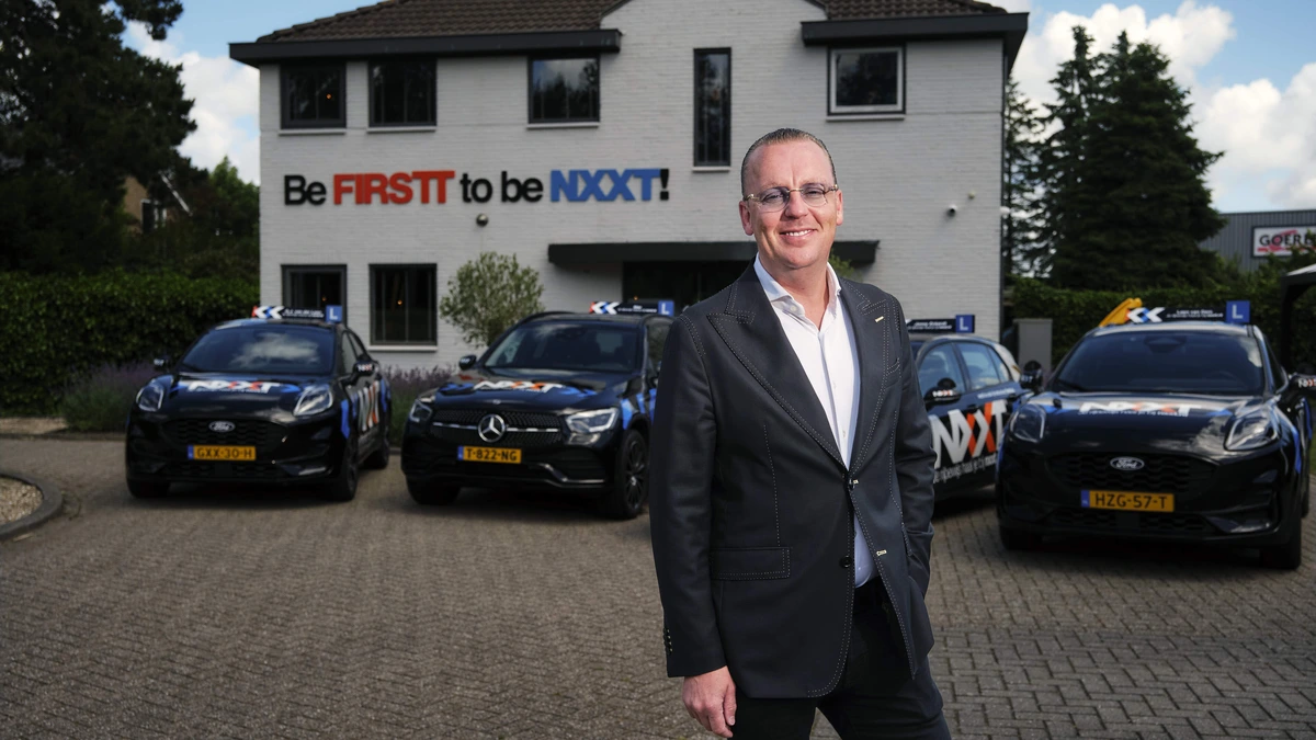 Ondernemer Jan Catsburg ziet rijschoolmarkt kantelen: ’Tijd van één lesauto en papieren agenda is voorbij’