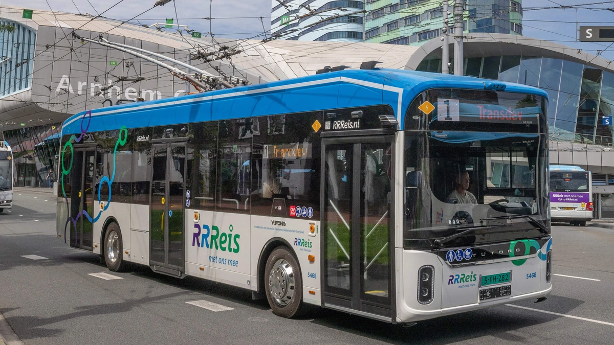 Na drama in Utrecht, switcht vervoerder nu ook in andere steden naar elektrische bussen: ’Wat huishoudens in een halfjaar verbruiken, hebben wij in een uur nodig’