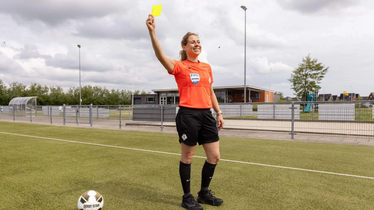 Lizzy (36) is FIFA-scheidsrechter: ’Ik werk ook als pensioenadviseur om de vaste lasten te kunnen betalen’
