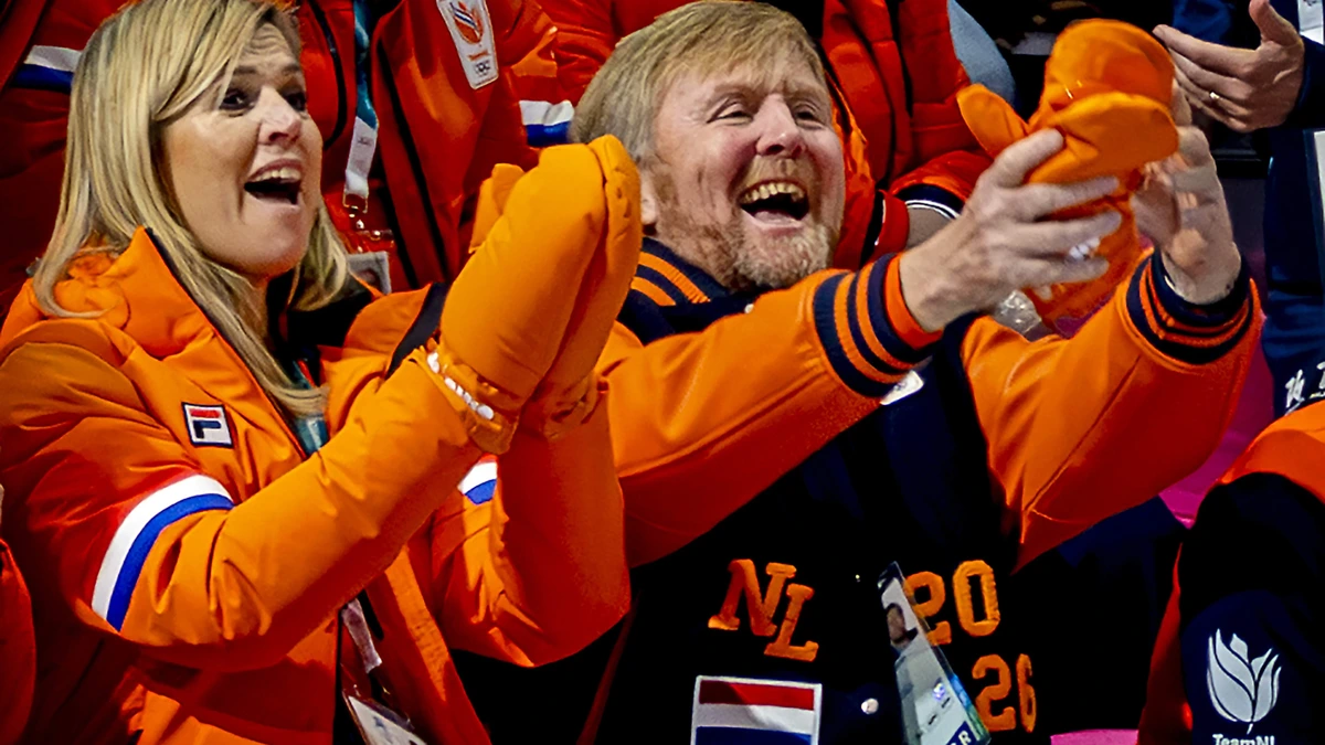 Koning Willem-Alexander bezoekt met Máxima en prinses Ariane WK-wedstrijd van Nederland én Curaçao