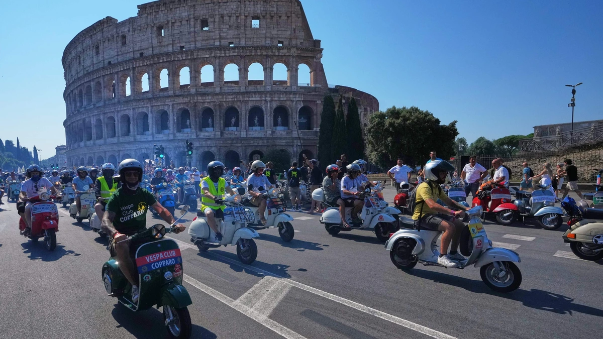 Optocht van 25.000 Vespa-scooters door Rome