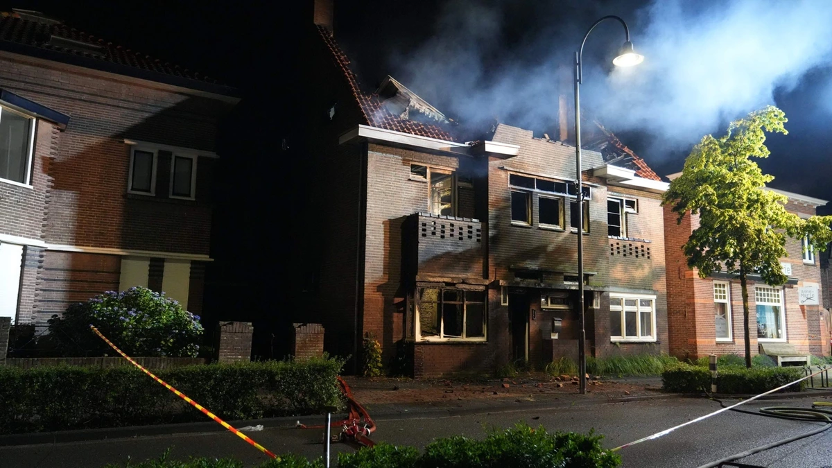 Grote brand in woning in Rijen: brandweer zoekt met drone in huis