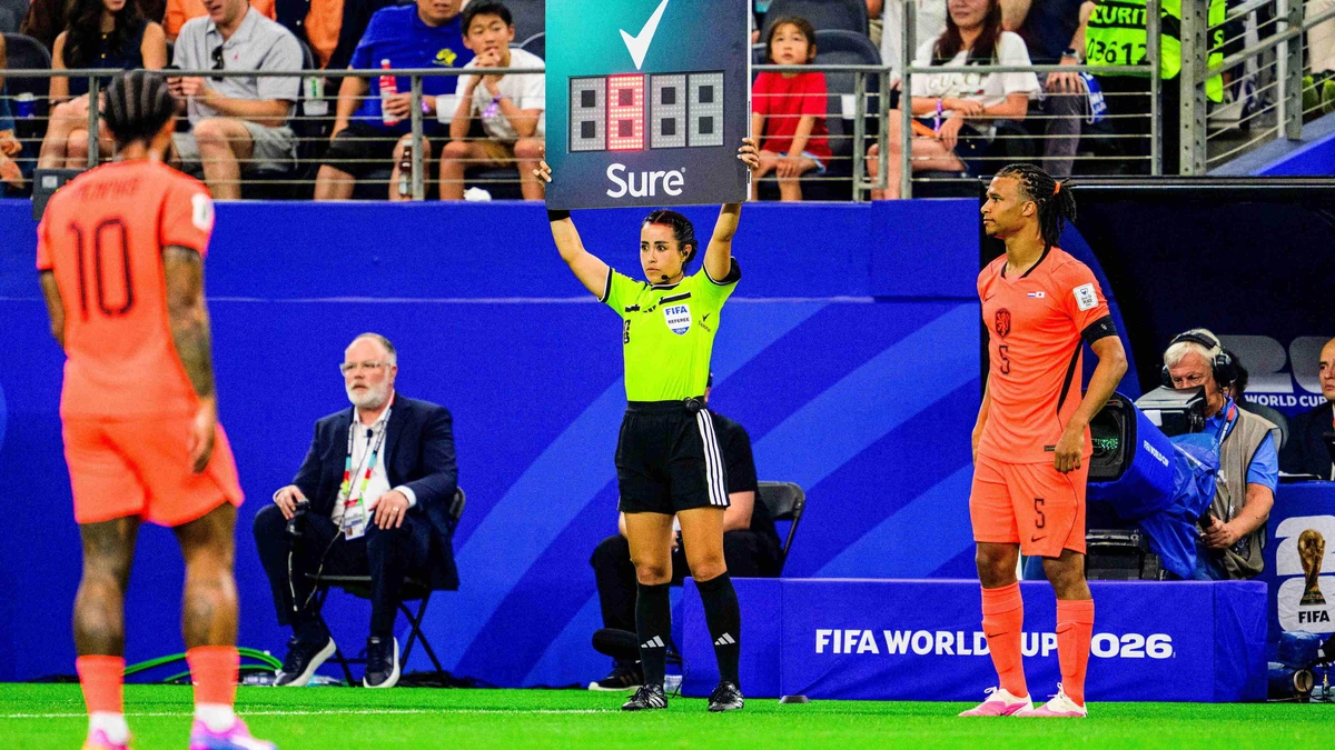 Ze rende al met ’krampsap’ over het veld: vijf weetjes over de eerste vrouwelijke arbiter bij een WK-duel van het Nederlands elftal