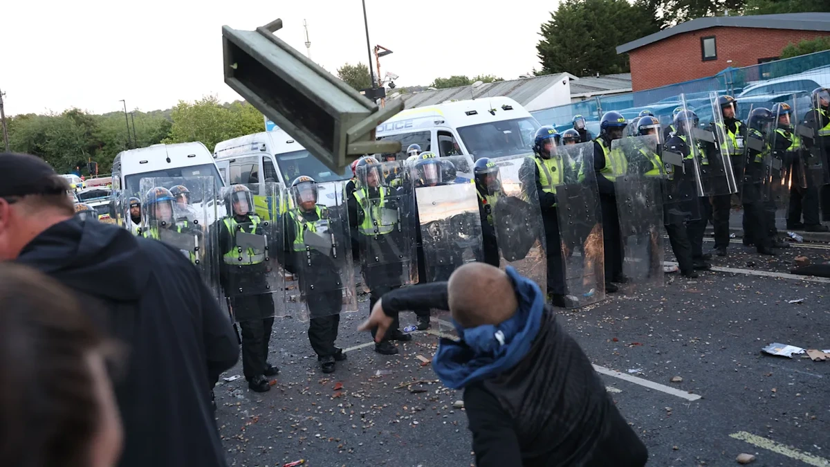 Southampton: Proteste eskaliert! Polizei mit Steinen beworfen