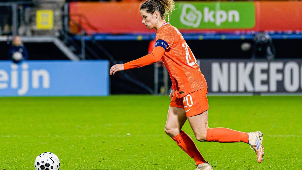 LIVE WK-kwalificatie: Oranje Leeuwinnen met Dominique Janssen aan aftrap in Ierland