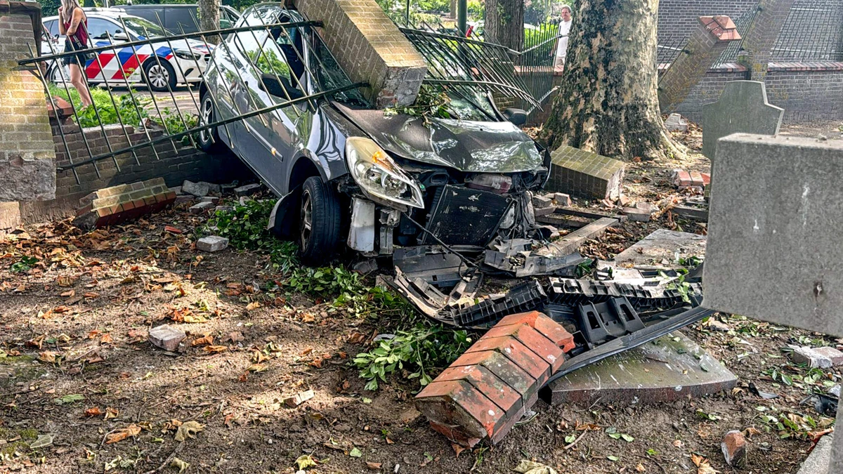 Auto vliegt uit bocht en eindigt tussen graven op kerkhof Gemert
