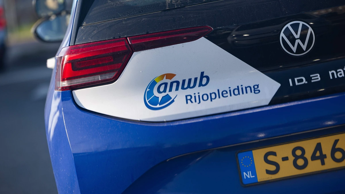 Kabinet wil tussentijdse toets bij rijles verplichten