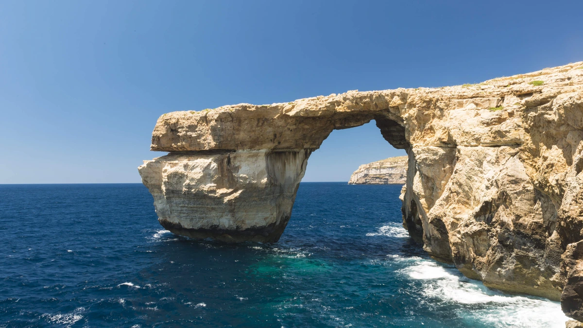 Beroemde rotsboog in Malta stort in nadat toerist eraf springt: jetskiër verpletterd door stenen en komt om het leven