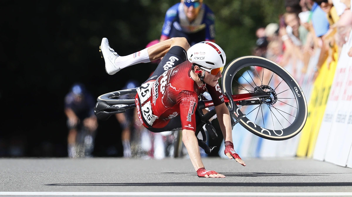 Ongelofelijk! Liam Slock juicht, valt en rolt tóch als eerste over de streep in GP Gippingen: ’Bijna de blunder van het jaar’