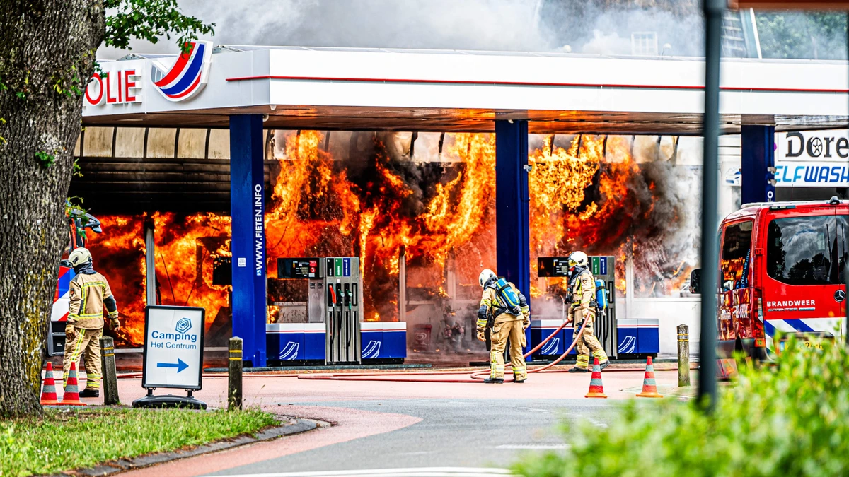 Grote zorgen in Drents dorp: vlammen slaan uit dak van garagebedrijf, terwijl tankstation en oude molen nog gevaar lopen