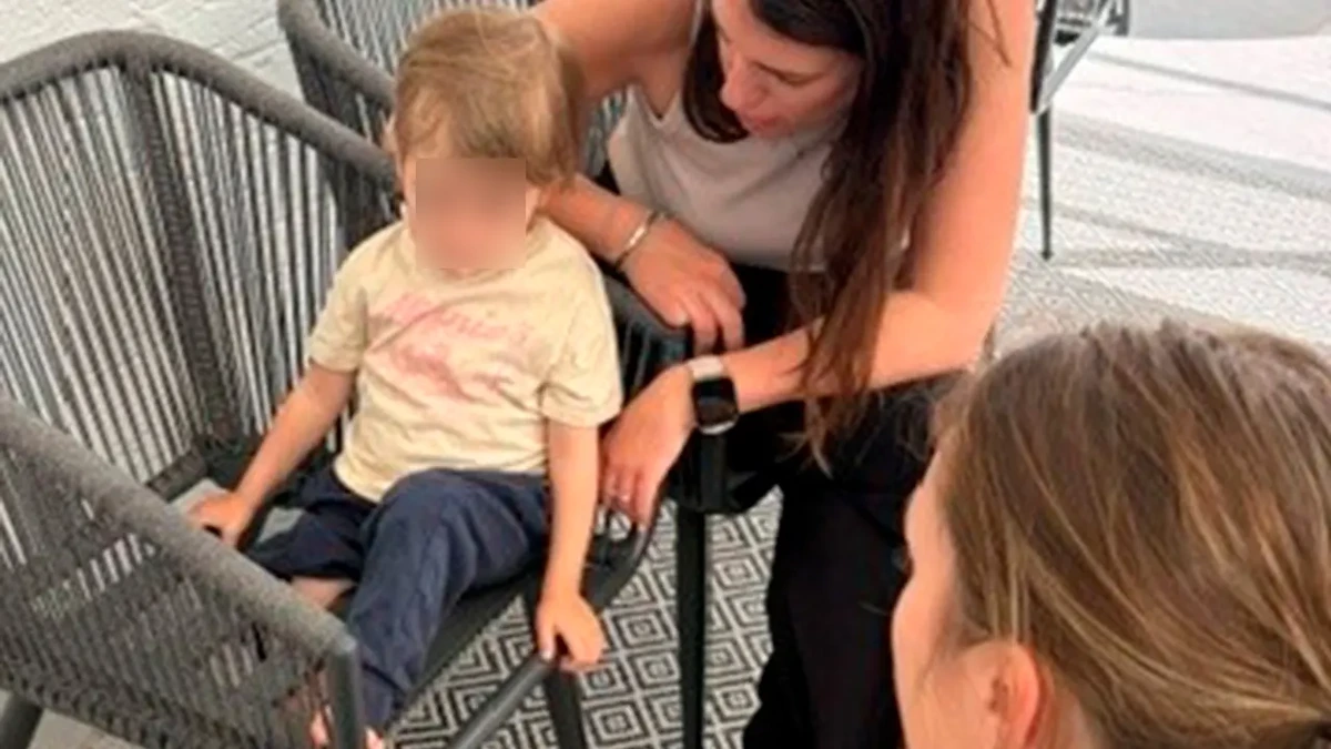 Einsatz in Bayern: Mia (2) klemmte im Stuhl fest, da kam die Feuerwehr