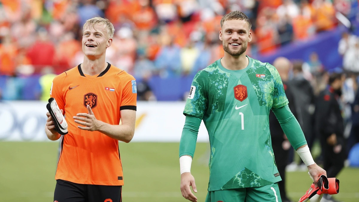 Nederlands elftal-keeper Bart Verbruggen en verdediger Jan Paul van Hecke zijn heel close met elkaar: ’Een goede band op en buiten het veld’