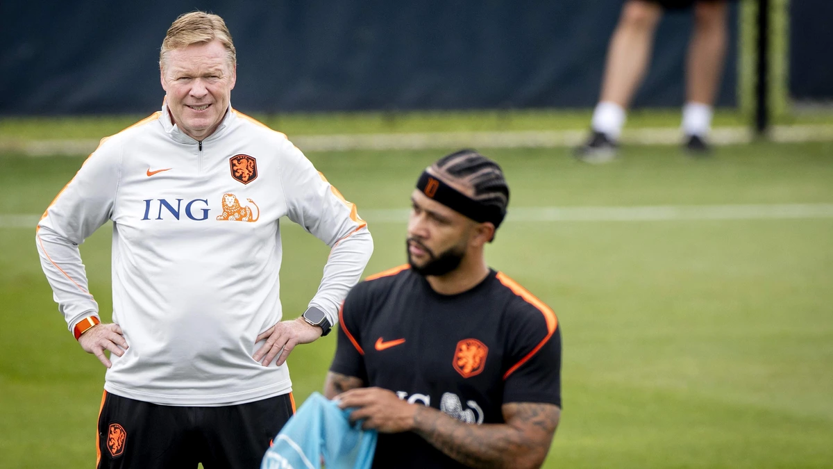 Nederlands elftal dag na WK-zege op Tunesië met complete groep het veld op, Ronald Koeman in conclaaf met Memphis Depay