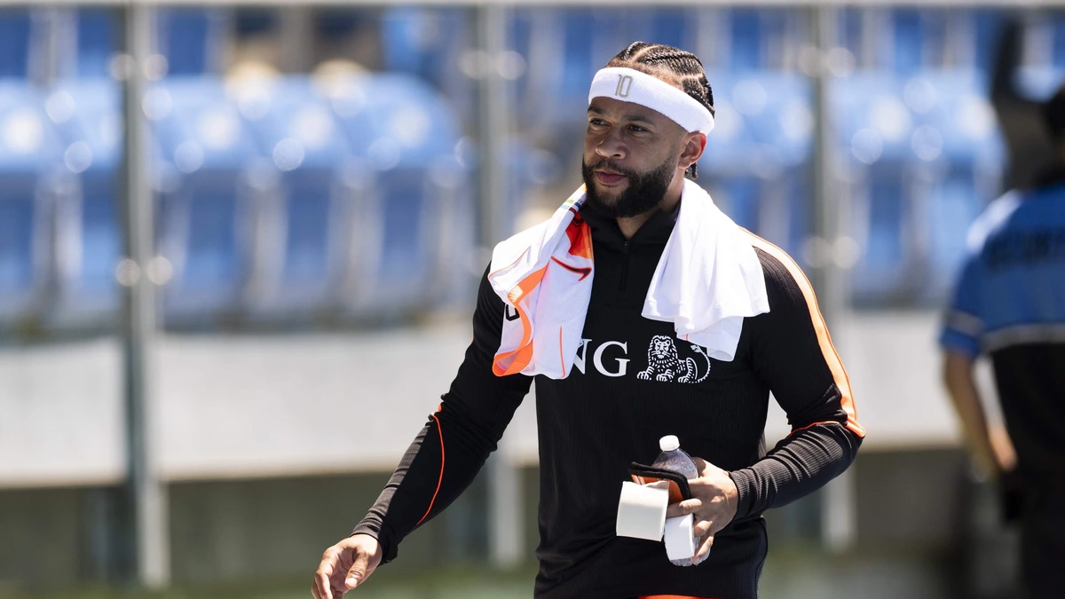 Memphis Depay verliest met reserves Nederlands elftal van tweede keus Oezbekistan