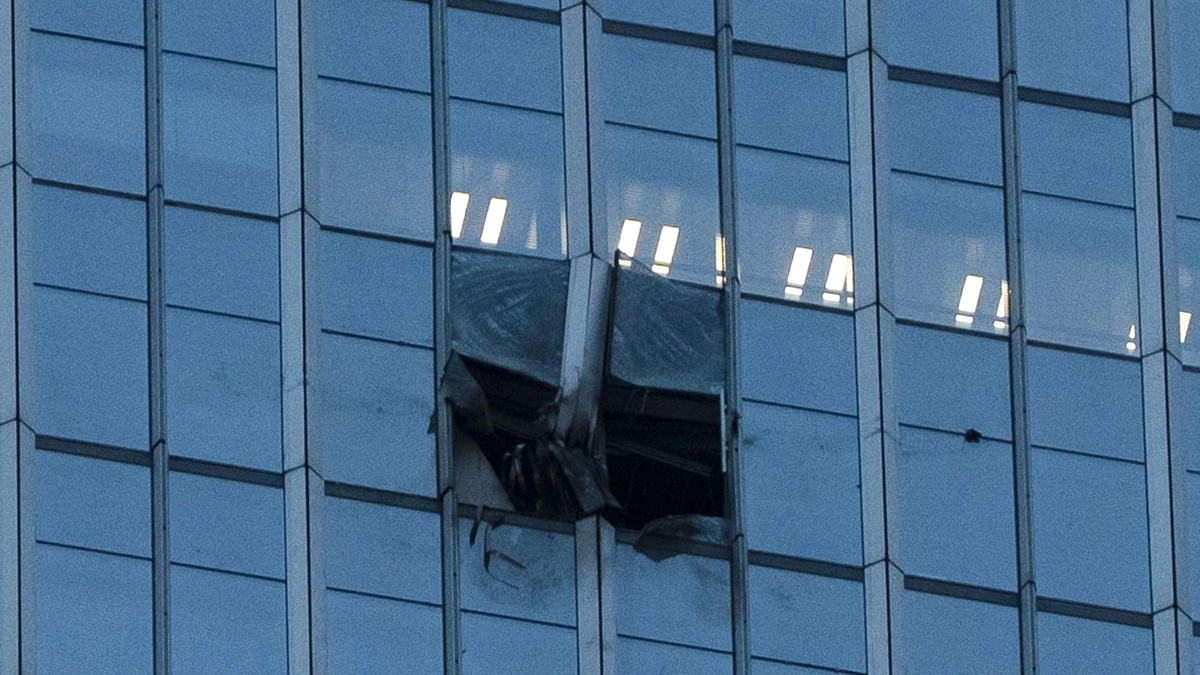 Autoriteiten Beijing bevestigen crash vliegtuigje in torenflat, een dode gevallen