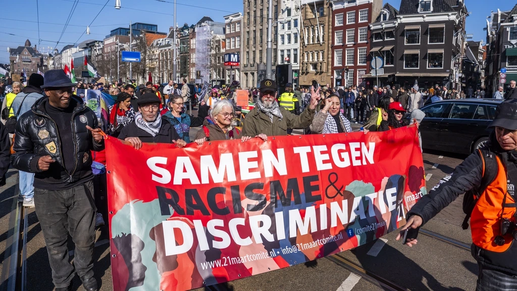 Staatscommissie: overheid moet discriminatie actief aanpakken
