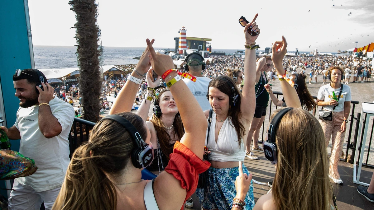 Tropisch weekend slaat toe bij festivals: organisatoren halen alles uit de kast om bezoekers koel te houden