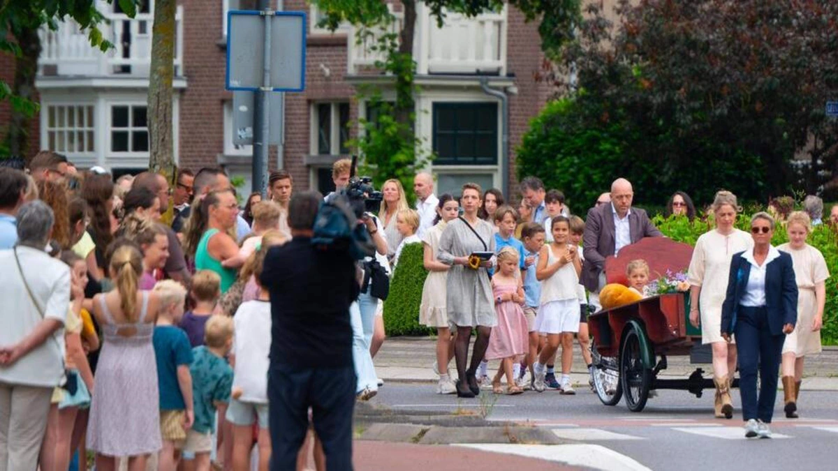 Honderden Leeuwarders nemen in stilte afscheid van Jelte (5): ’Wilde hier gewoon bij zijn’
