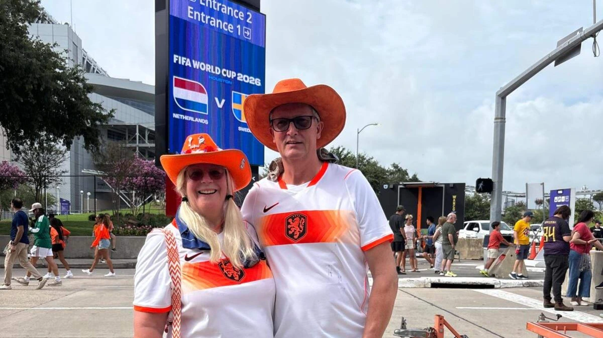 Oranje-fans zwetend in bloedheet Houston en zoeken koelte op in airconditioned stadion: ’Zelfs ik als Texaan zweet me rot’