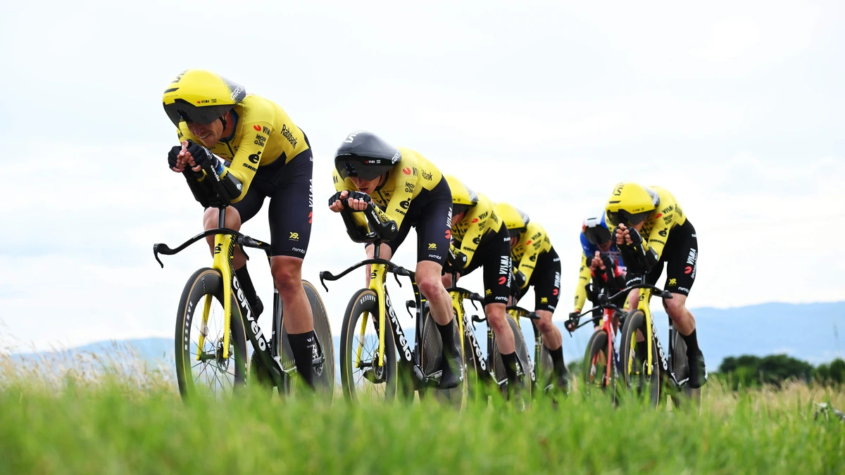 Generale voor openingsrit Tour de France zonder kopmannen: Visma deelt tik uit aan UAE